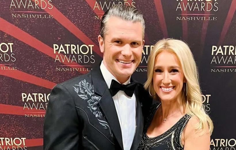 Pete Hegseth ve Jennifer Hegseth bir etkinlik alanında yan yana poz veriyor.