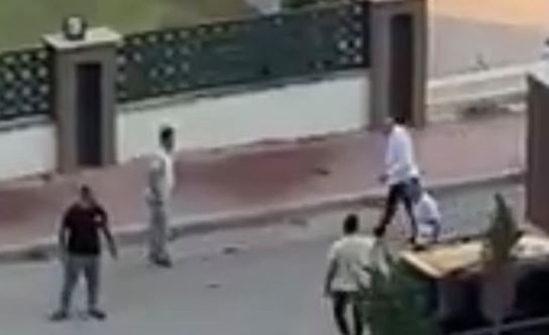 Gaziantep’te bir site önünde yaşanan tartışmaya ilişkin güvenlik kamerası görüntüsü.