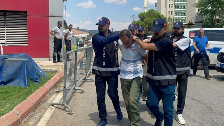 Polis ekiplerinin bir şüpheliyi adliyeye götürdüğü an.