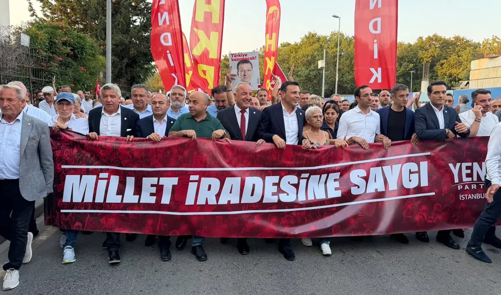 Çekmeköy’de AKP’ye geçen başkana yürüyüşlü tepki