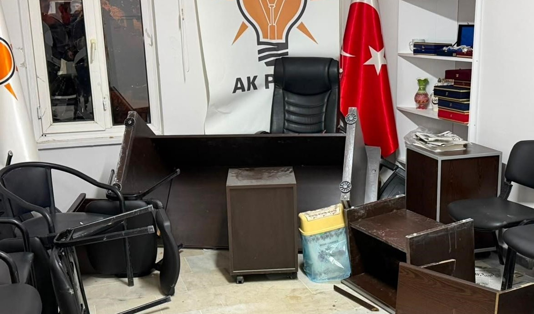 AKP ilçe başkanlığı binasına saldırı: Camlar kırıldı, eşyalar zarar gördü