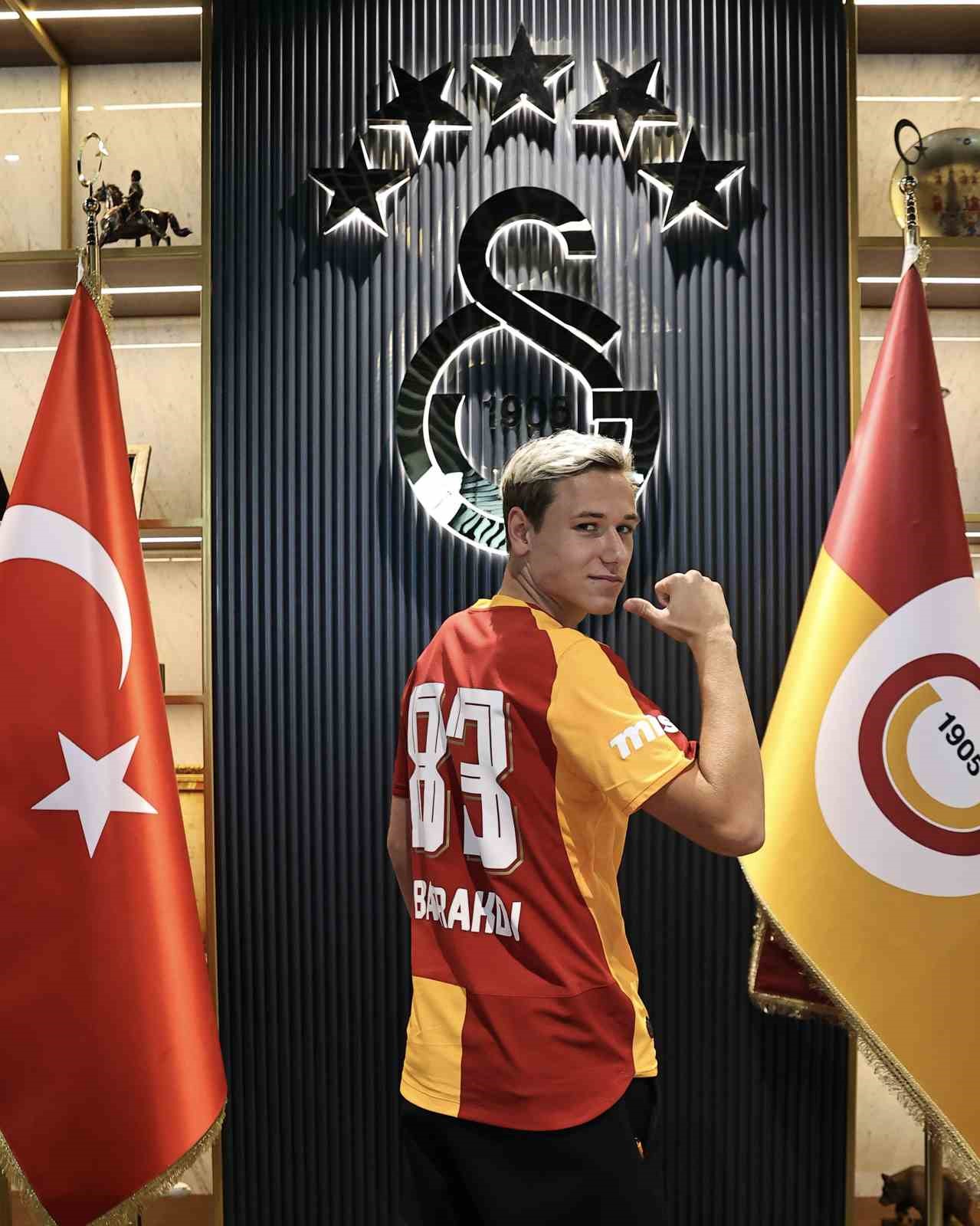 Aleksey Batrakov, Galatasaray formasıyla sırt numarasını gösterirken görülüyor.