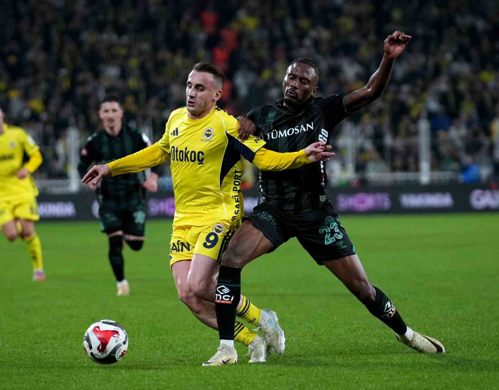 Fenerbahçe ve Konyaspor futbolcularının lig maçından arşiv görüntüsü.