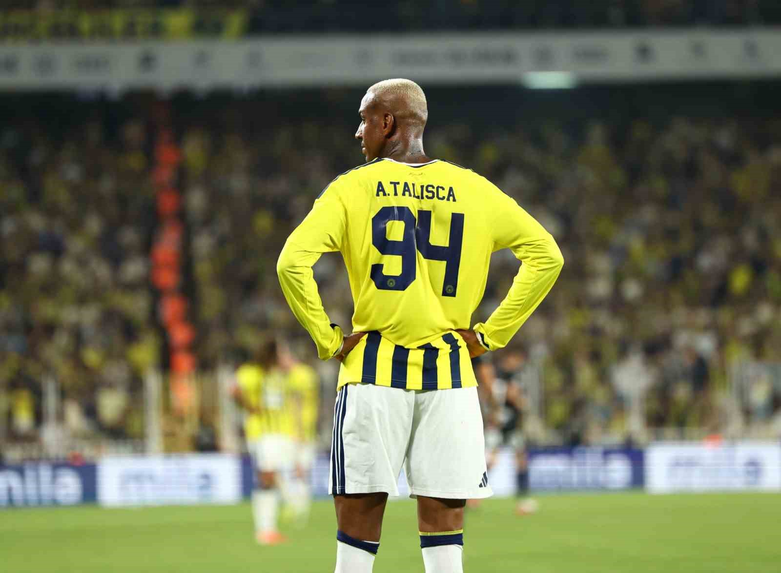 Fenerbahçe forması giyen Talisca'nın arşiv görüntüsü.