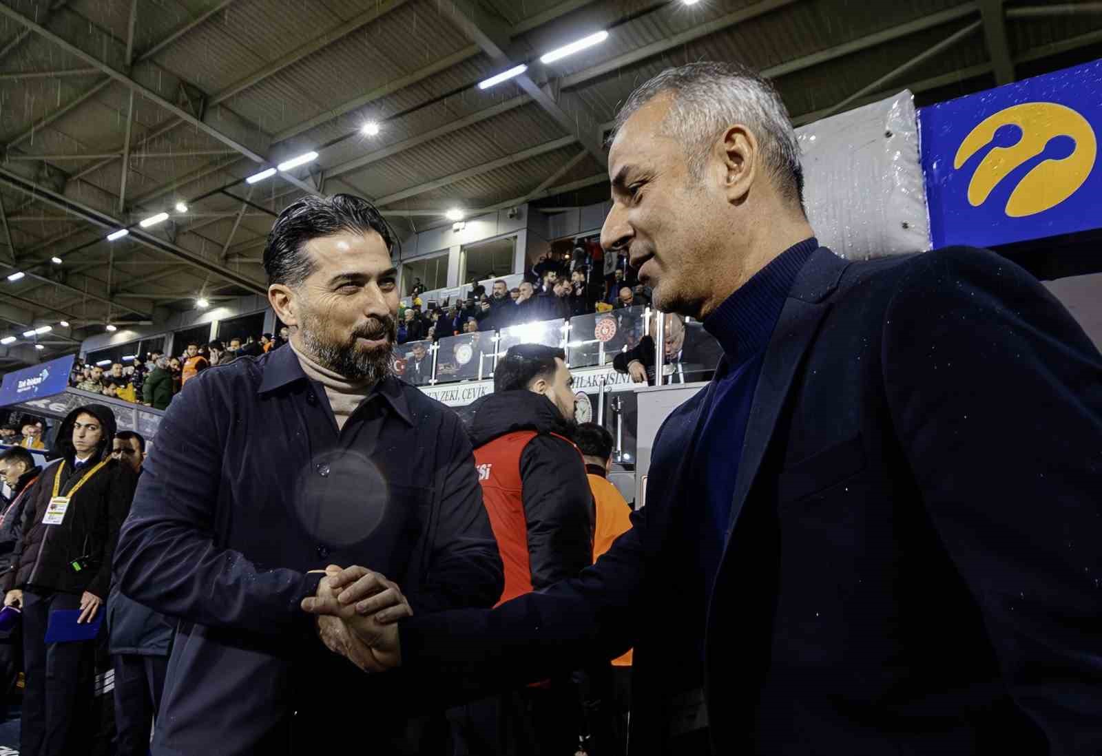 İsmail Kartal ve İlhan Palut'un maç öncesi selamlaşmasından arşiv görüntüsü.