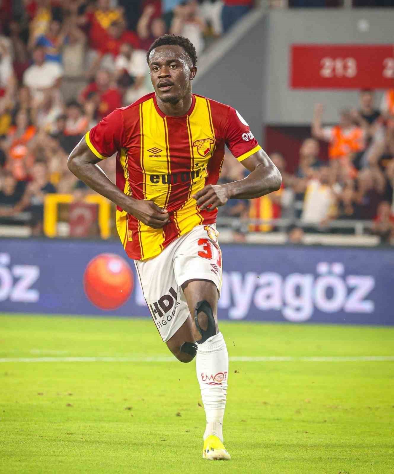 Göztepe formasıyla sahada koşan Anthony Dennis.