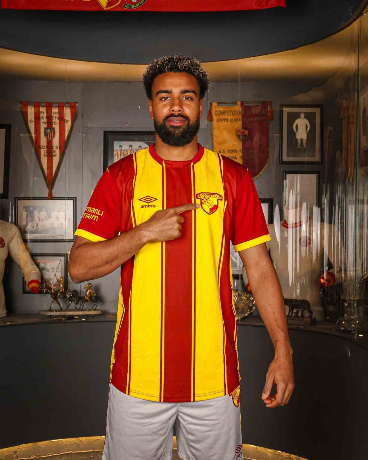 Göztepe formasıyla poz veren Noah Sonko Sundberg.