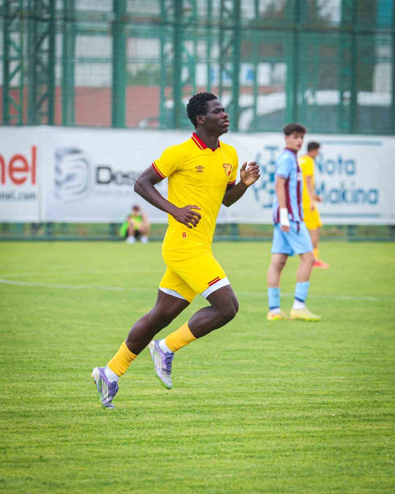 Göztepe formasıyla sahada koşan Pah Franck Gouhon.
