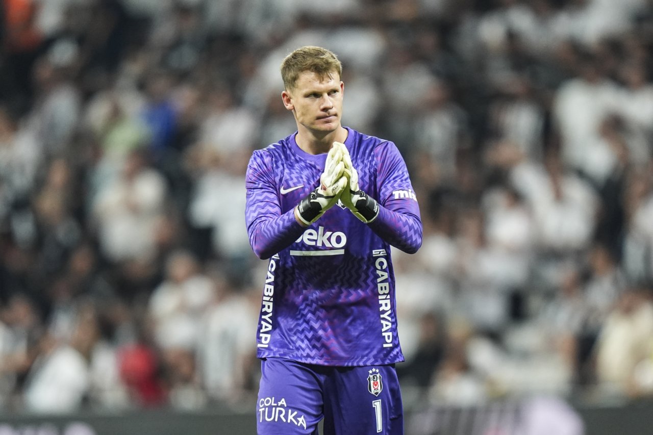 Beşiktaş kalecisi Alexander Nübel maç sırasında taraftarların önünde.
