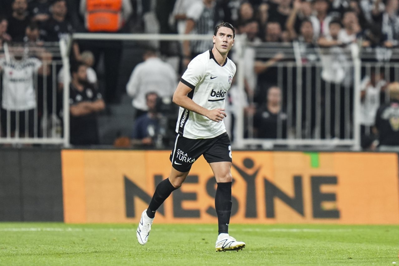 Dusan Vlahovic, Beşiktaş formasıyla sahada koşarken.