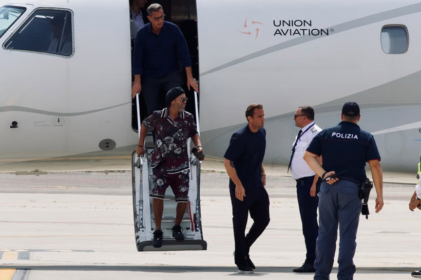 Ronaldinho bir uçağın merdivenlerinden inerken görülüyor.