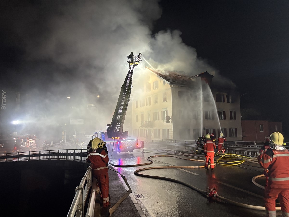 Gece saatlerinde itfaiye ekiplerinin yoğun duman altındaki binaya müdahalesi.