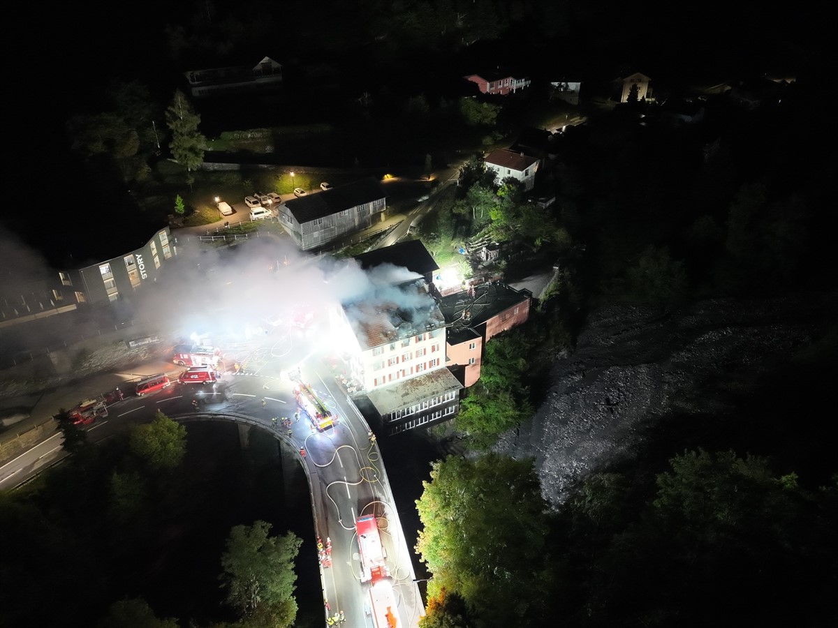 Thusis’te yangının yaşandığı binanın ve çevresindeki müdahale çalışmalarının gece çekilmiş havadan görüntüsü.