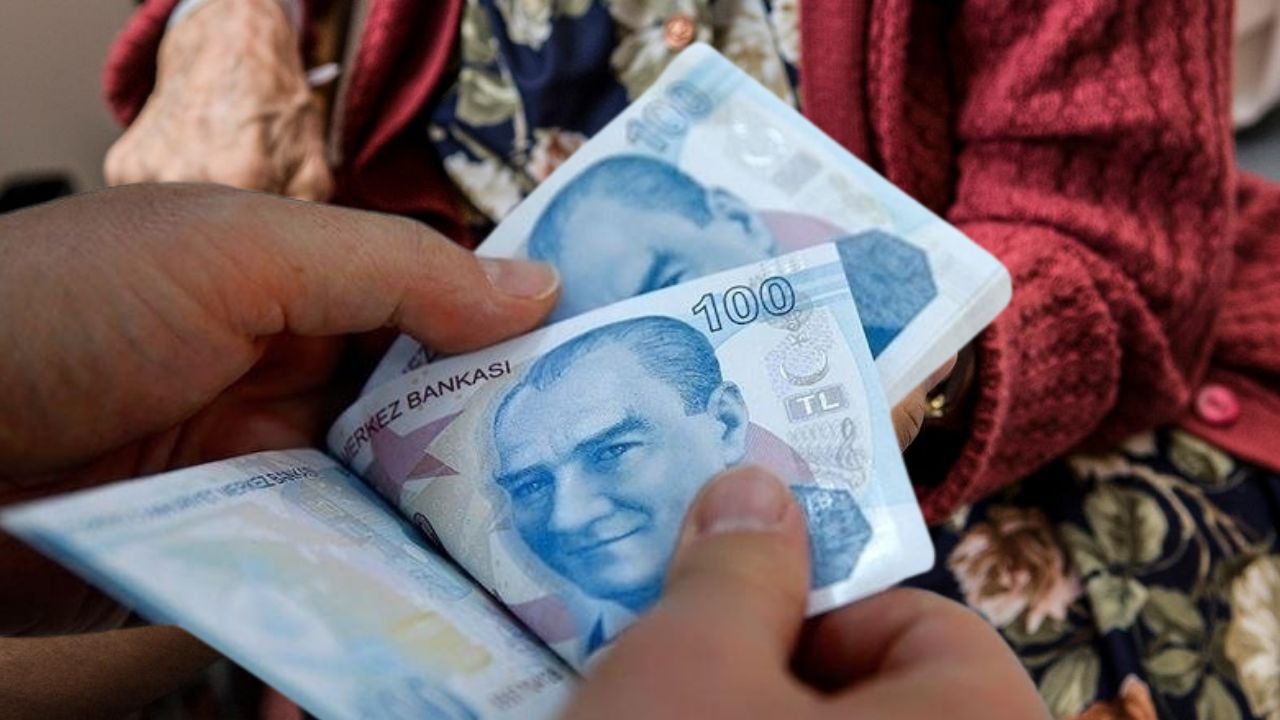 Türk lirası banknotların elden verildiği yakın plan görüntü.