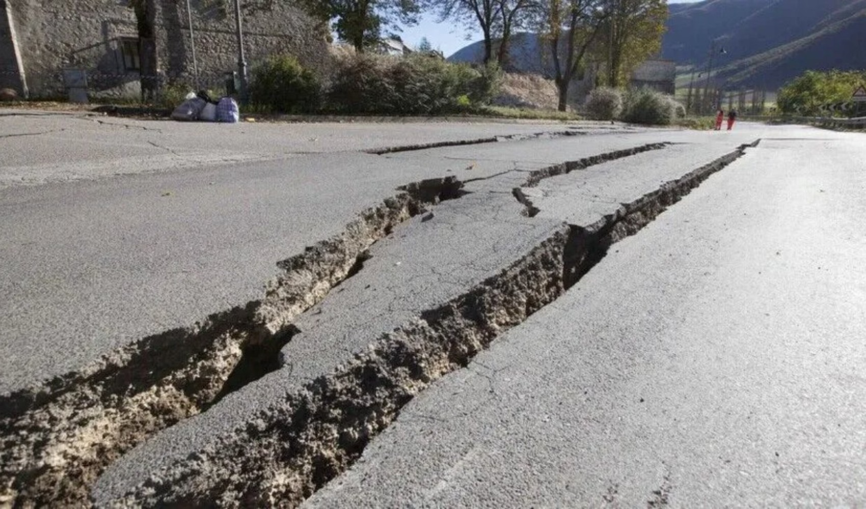 Peru’da 6,7’lik deprem sonrası heyelan