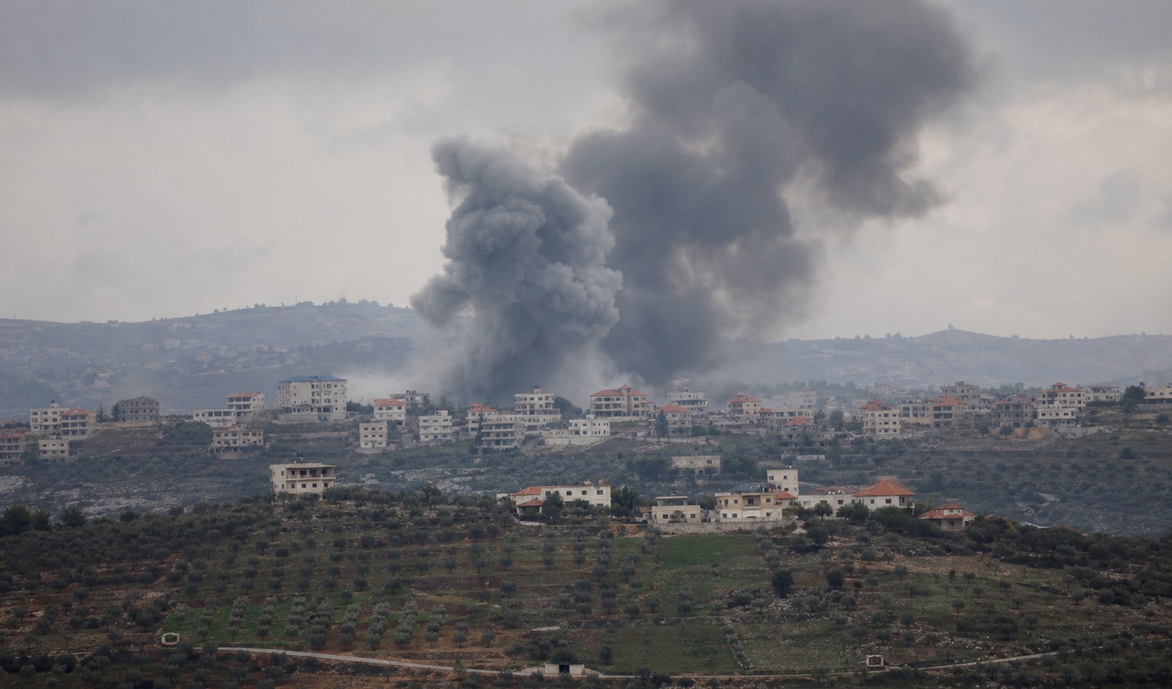 L'esercito israeliano intensifica gli attacchi aerei e di artiglieria nel sud del Libano