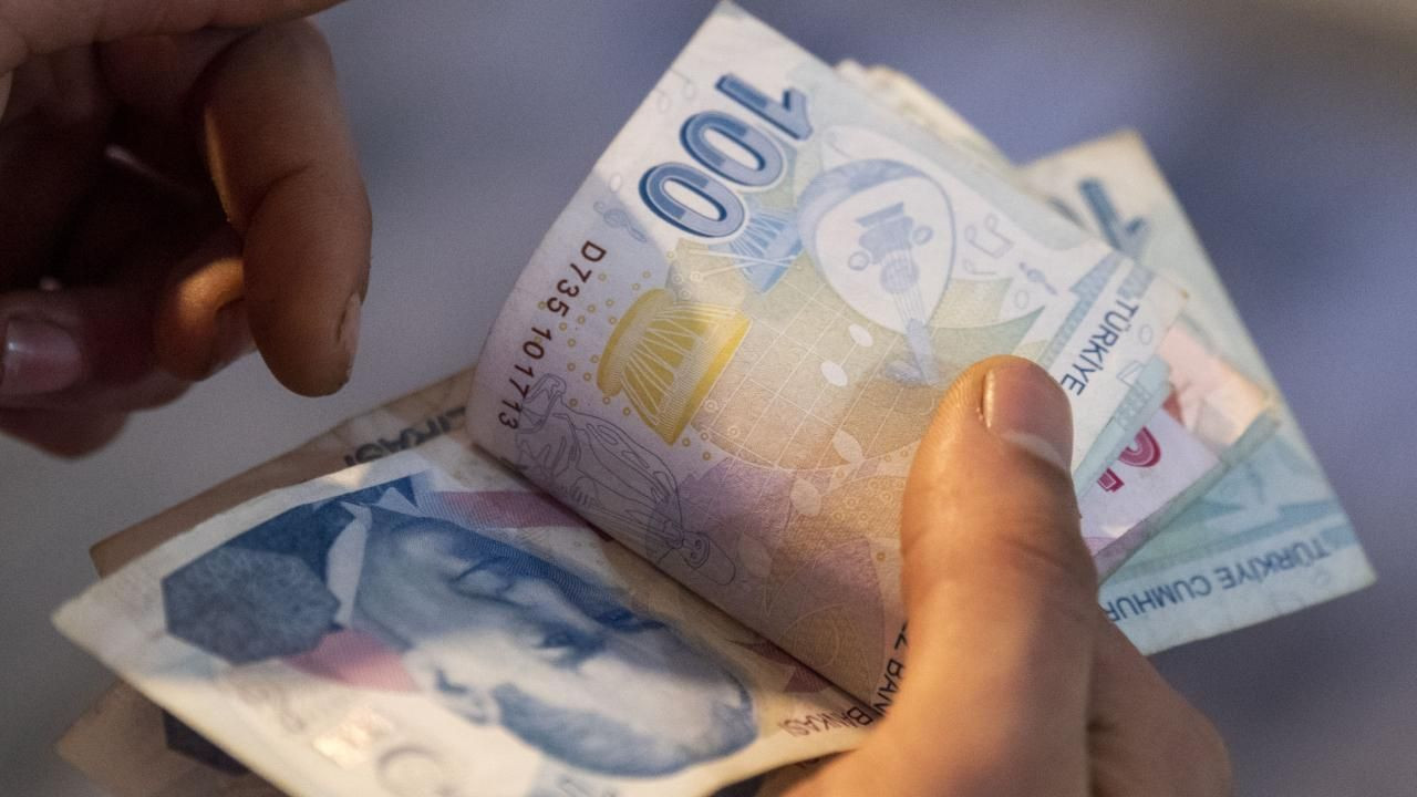 Elde tutulan 100 TL banknotların yakın plan görüntüsü.