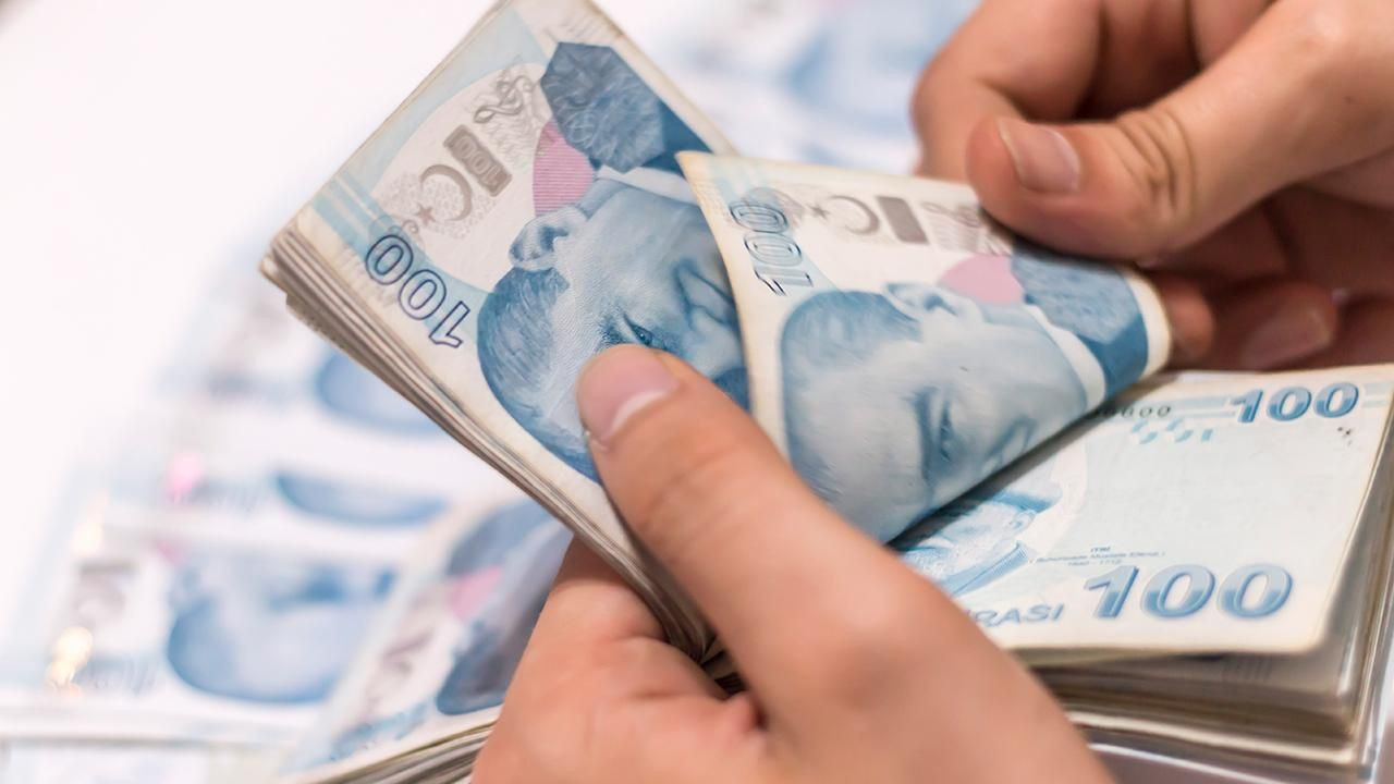 Elde sayılan 100 TL banknot desteleri.