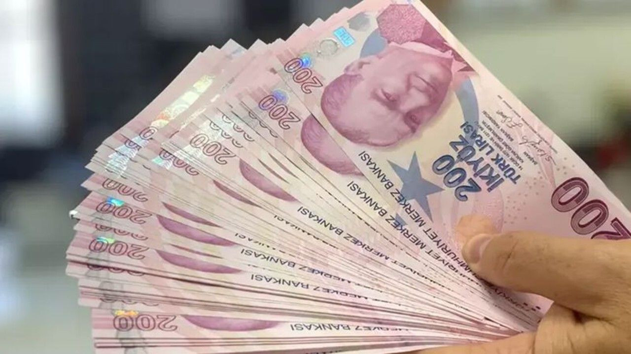 Elde yelpaze gibi tutulan 200 TL banknotlar.