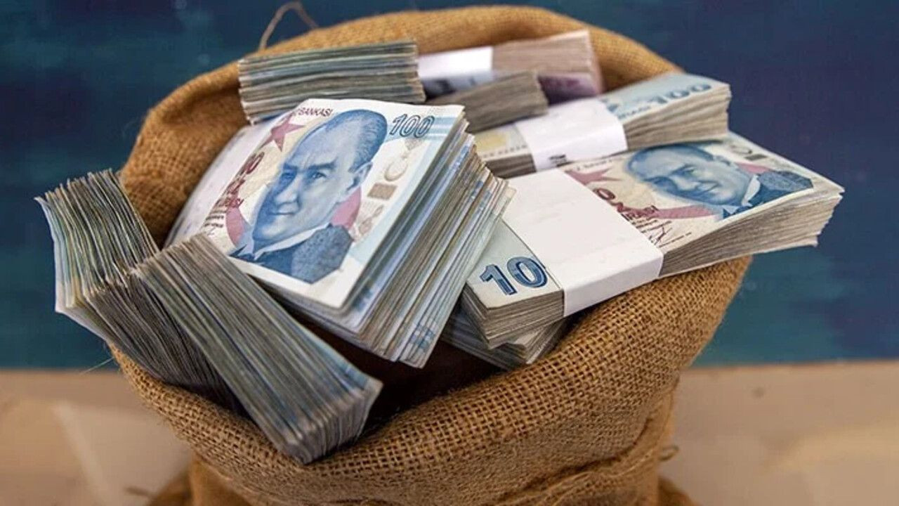 Çuval içinde deste halinde Türk lirası banknotlar.