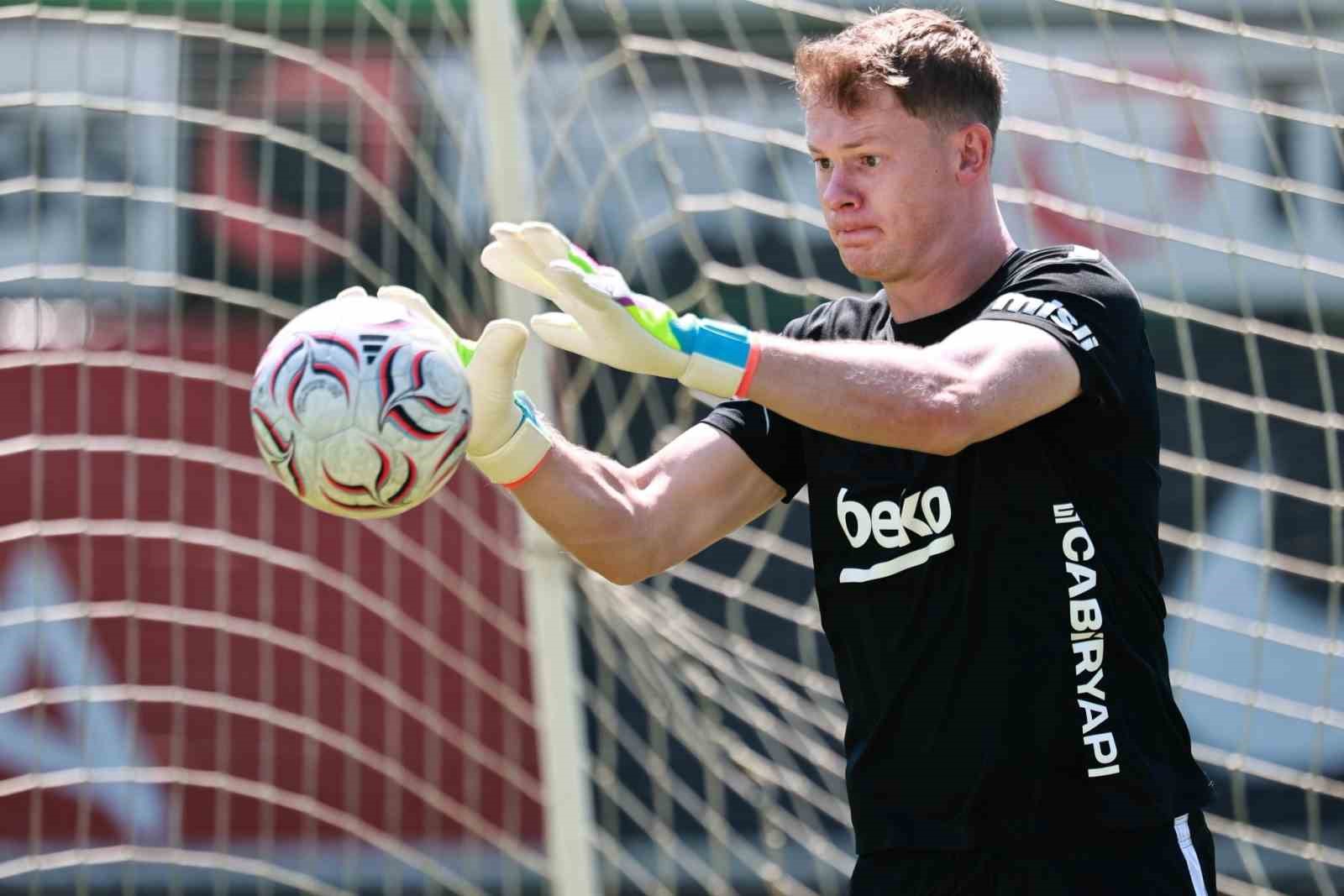 Beşiktaş antrenmanında kaleci çalışması yapan futbolcu.