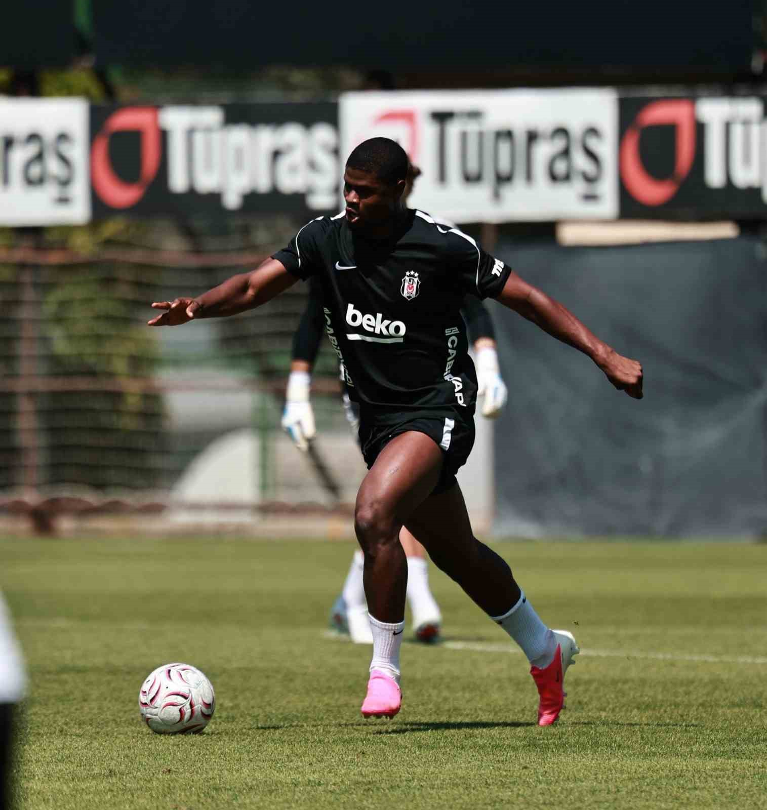 Beşiktaşlı futbolcu antrenmanda topla çalışma yapıyor.