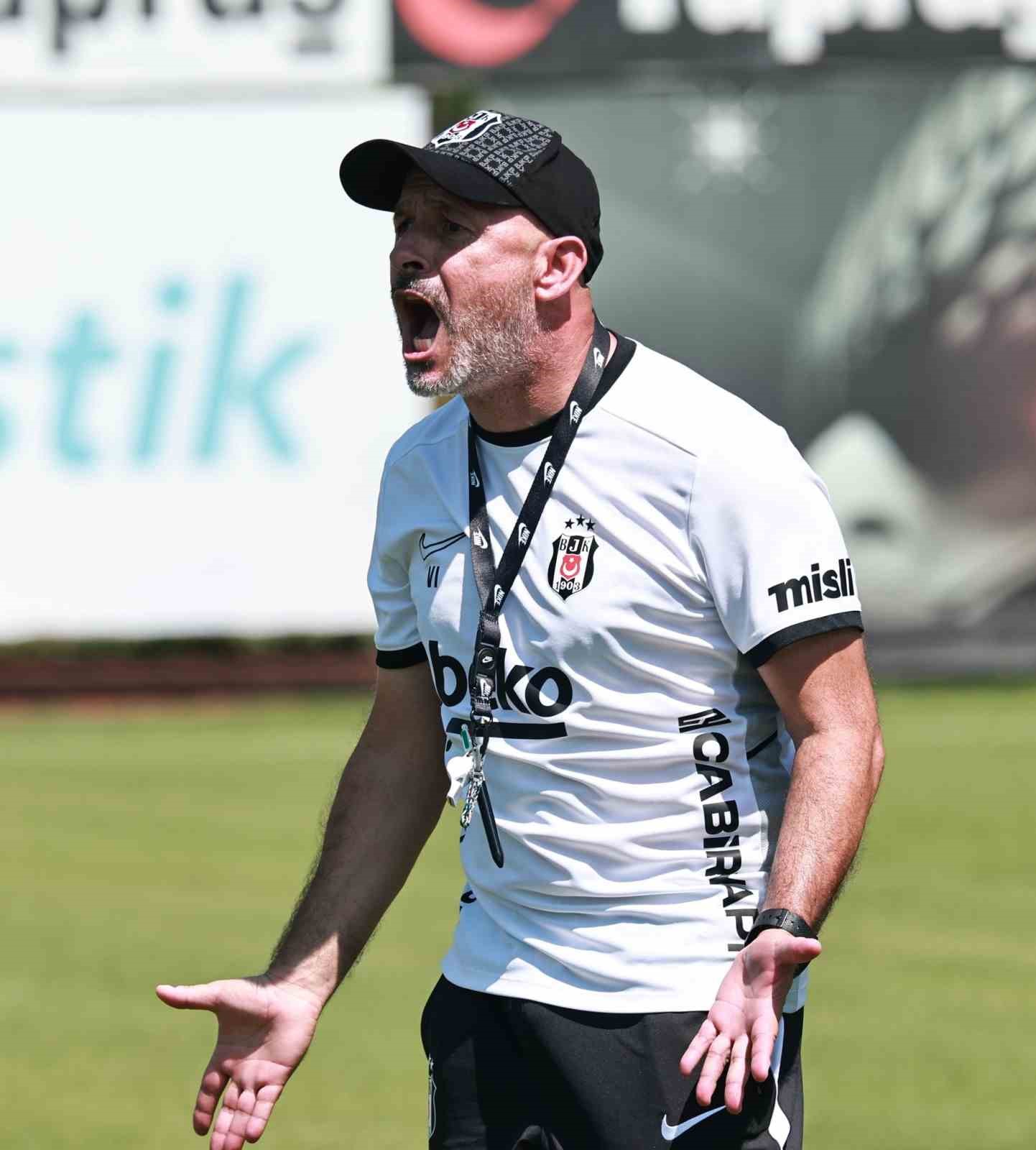 Beşiktaş Teknik Direktörü Vincenzo Italiano antrenmanda oyuncularına talimat veriyor.
