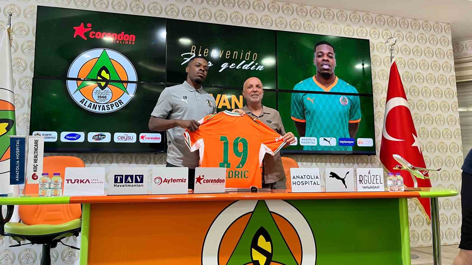 Alanyaspor tesislerinde Ivan Cedric için düzenlenen imza töreninden görüntü.