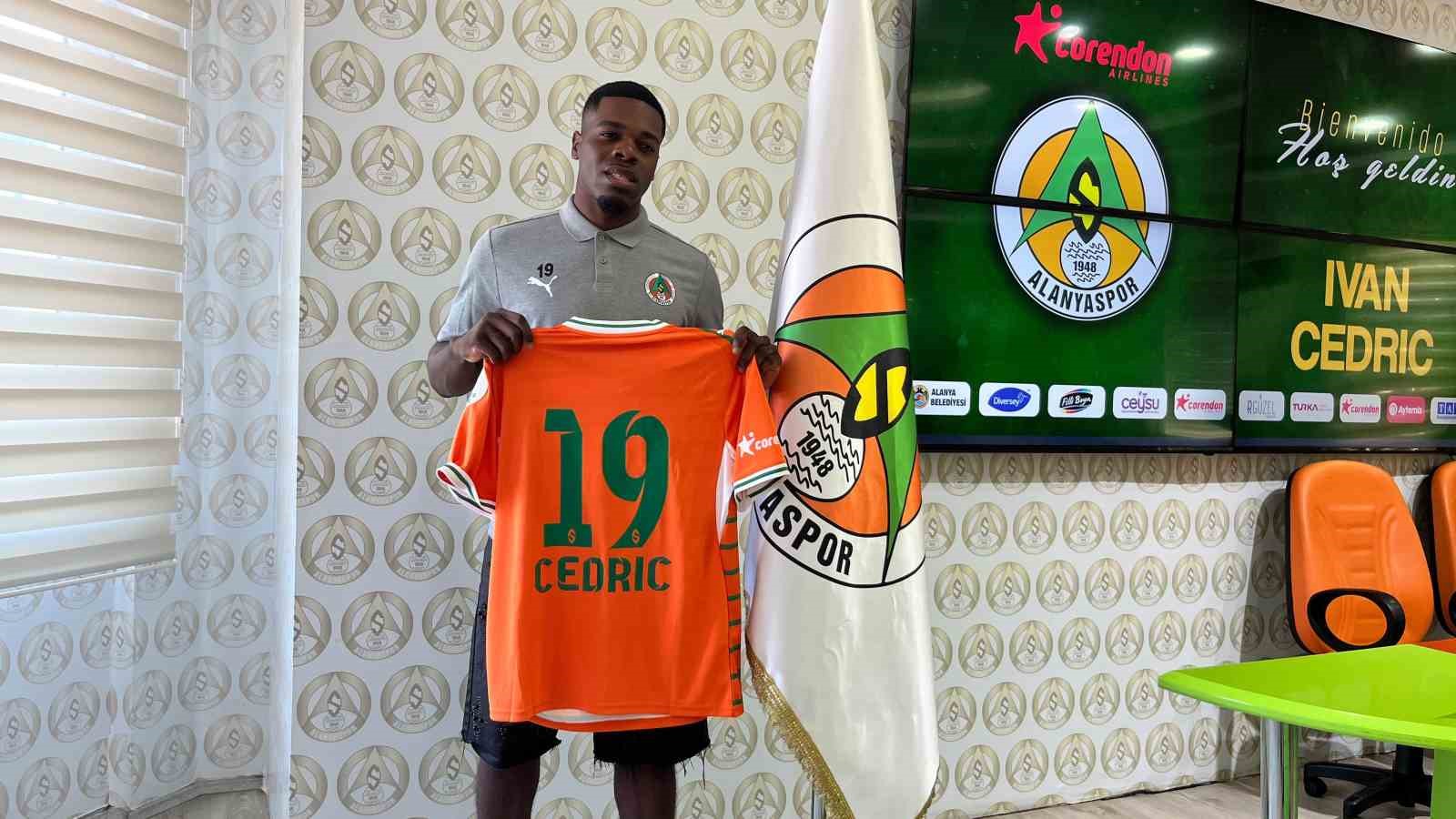 Ivan Cedric, Alanyaspor tesislerinde 19 numaralı turuncu formayı tutuyor.