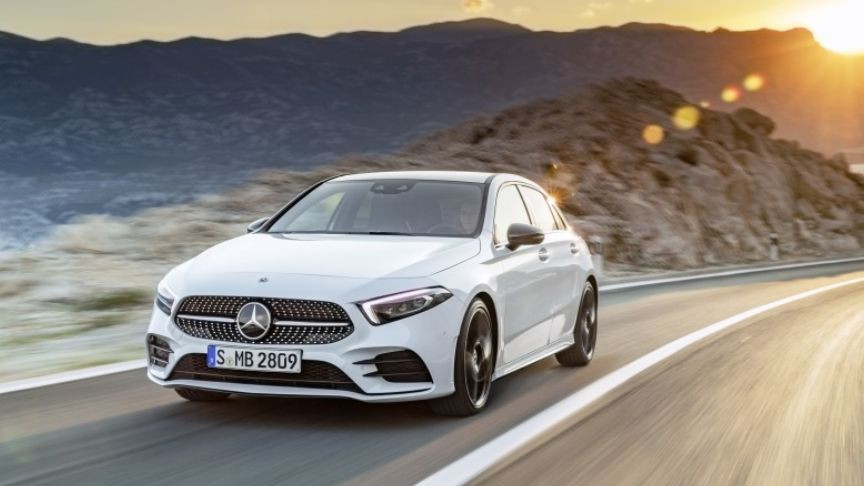 Yolda ilerleyen beyaz Mercedes-Benz A Serisi otomobil.