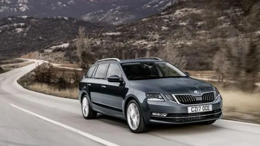 Dağ yolunda ilerleyen gri Skoda Octavia otomobil.
