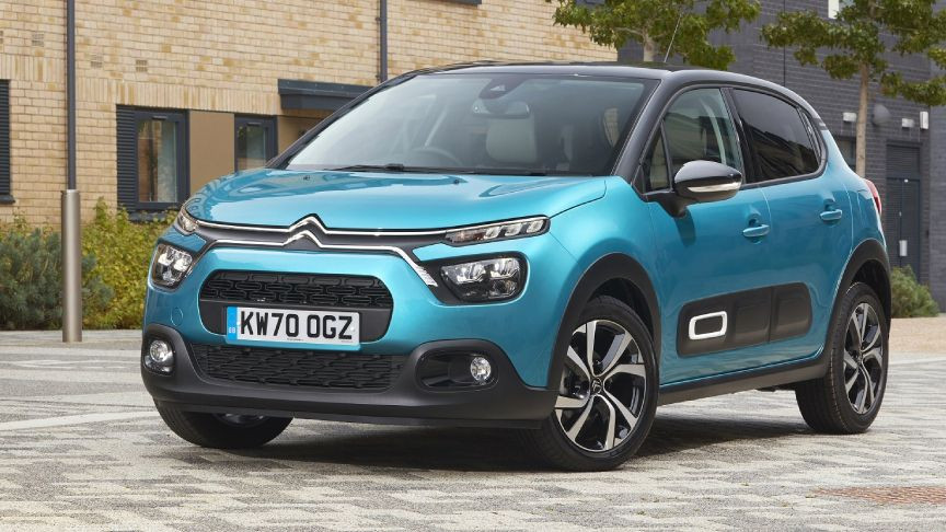 Şehir içinde park halinde mavi Citroën C3 otomobil.