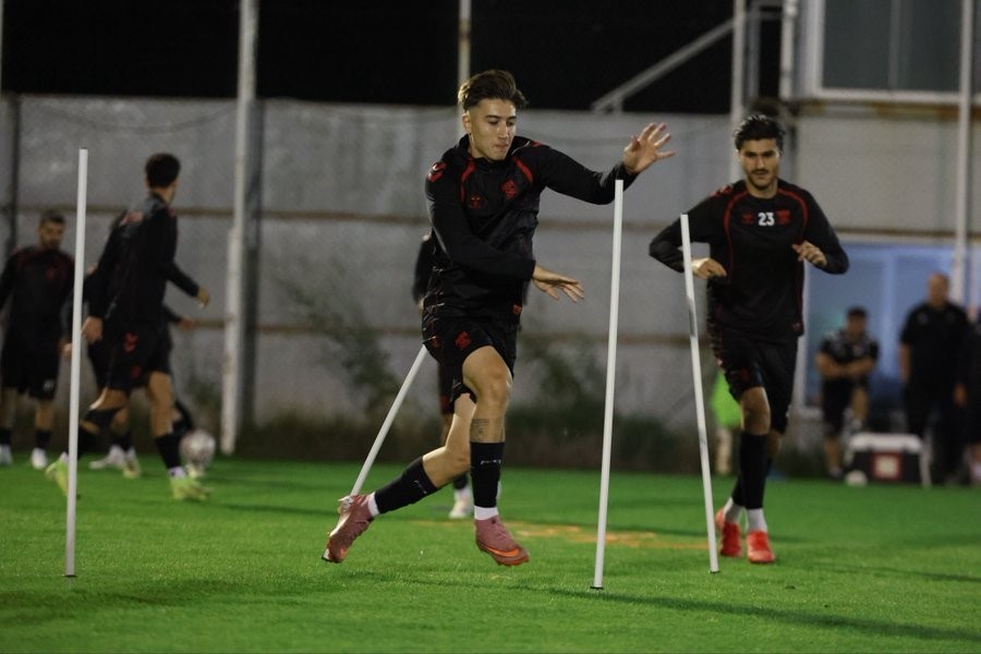 Sivassporlu futbolcular antrenmanda koşu ve koordinasyon çalışması yapıyor.