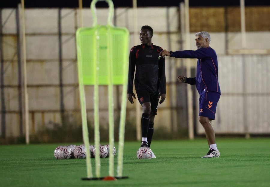 Sivasspor antrenmanında teknik heyet futbolculara saha içinde yönlendirme yapıyor.