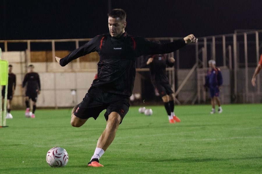 Sivassporlu futbolcu antrenmanda topa vuruş yapıyor.