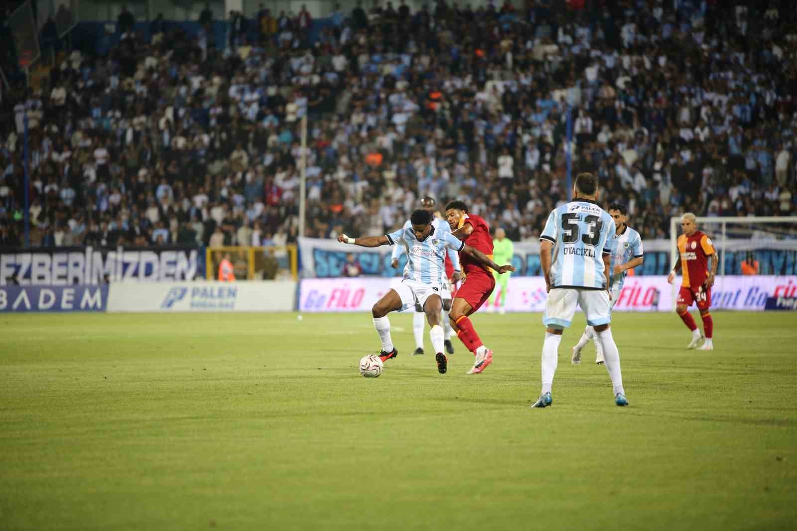 Erzurumspor FK ve Galatasaray oyuncuları top mücadelesinde.