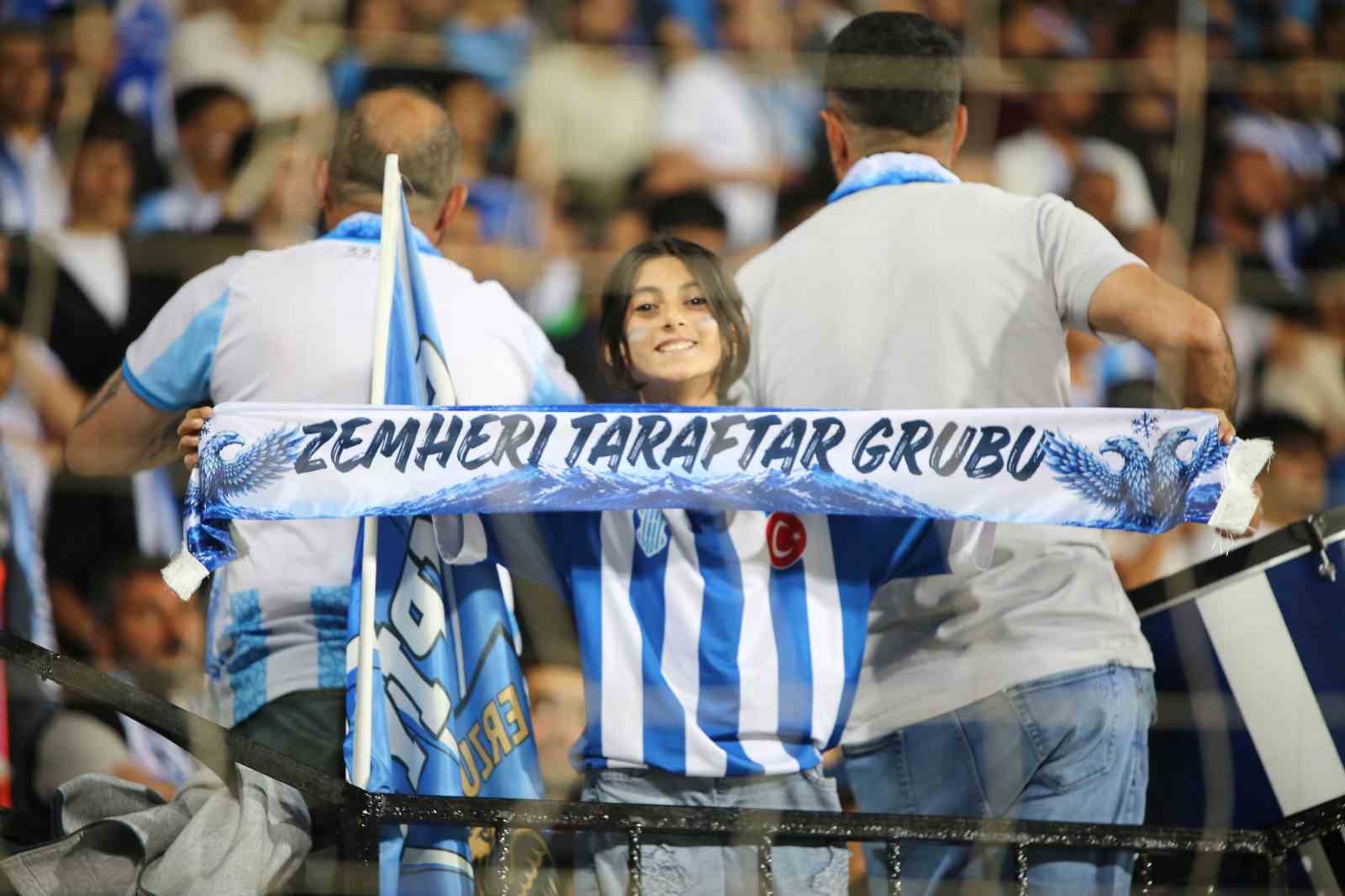 Tribünde Erzurumspor atkısı açan taraftarlar görülüyor.