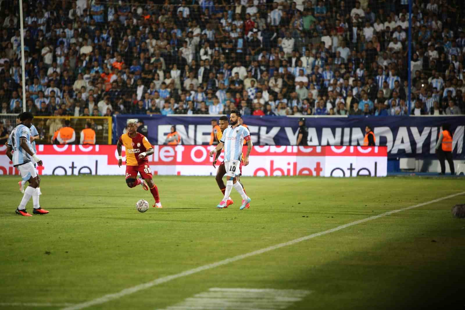 Galatasaraylı oyuncu orta alanda topu kontrol ediyor.