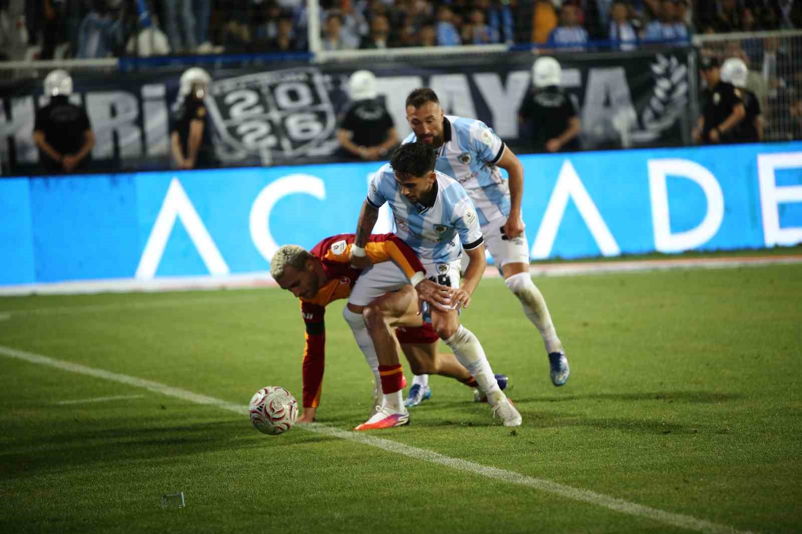 Galatasaraylı futbolcu ile Erzurumspor FK oyuncuları top için mücadele ediyor.