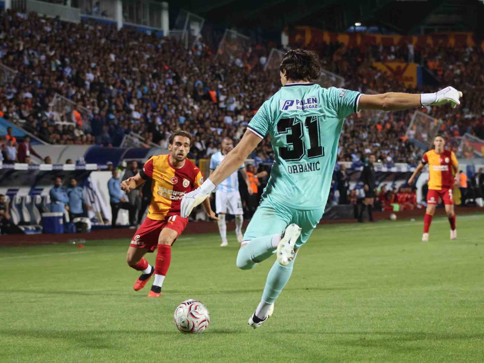 Erzurumspor FK kalecisi ceza sahası dışında topa müdahale ediyor.