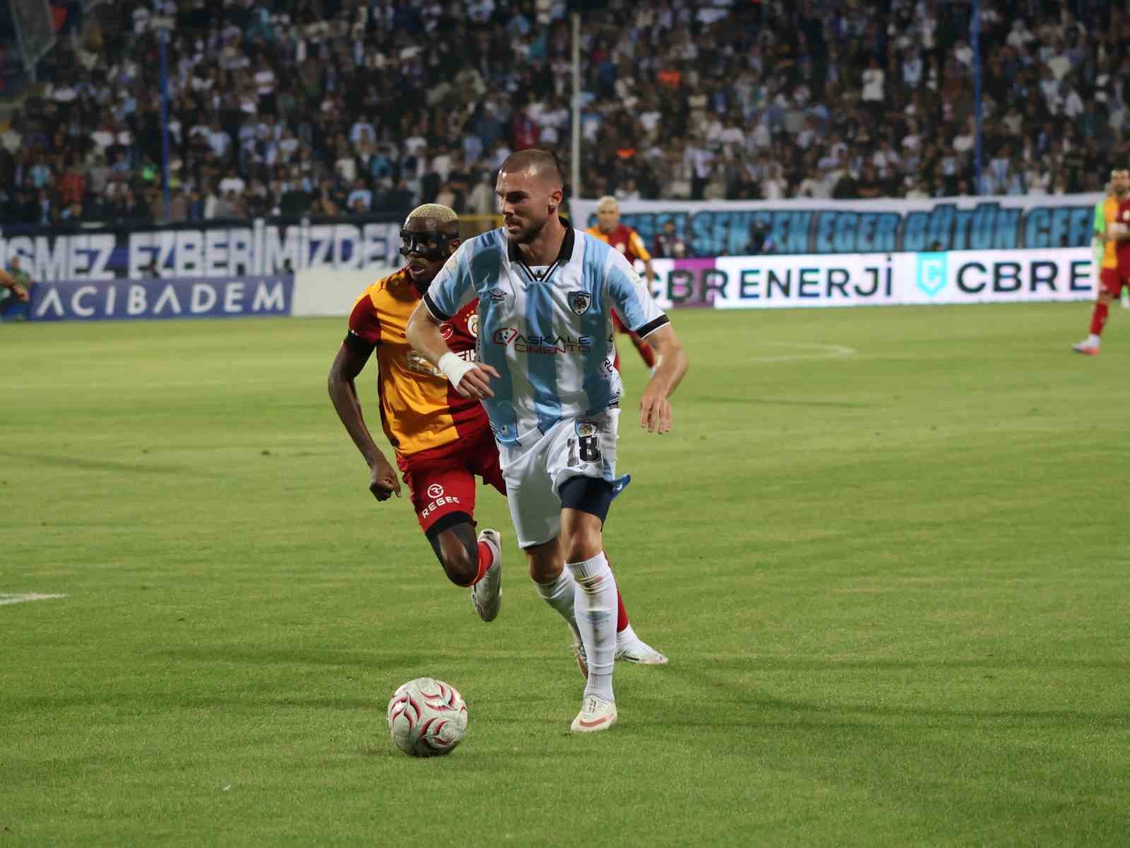 Erzurumspor FK futbolcusu topu sürerken Galatasaraylı oyuncu takipte.