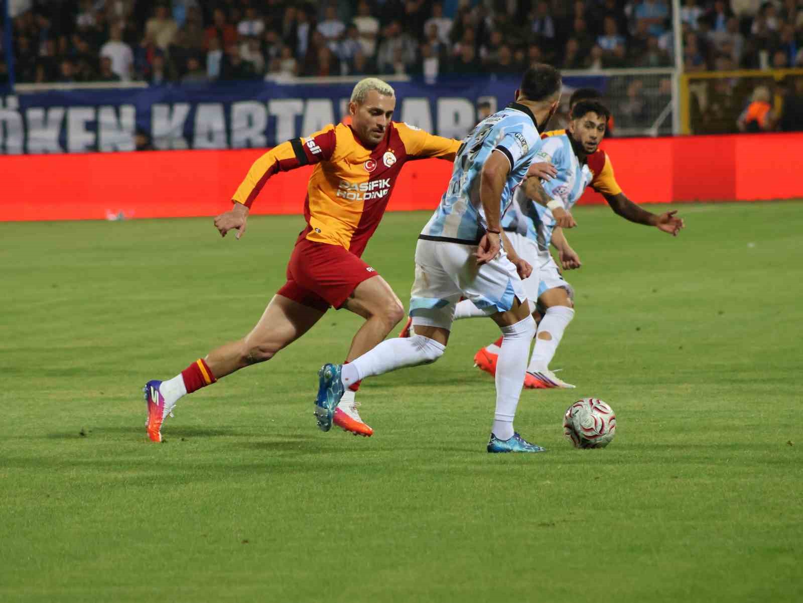 Galatasaraylı futbolcu, Erzurumspor FK oyuncularının arasından ilerliyor.