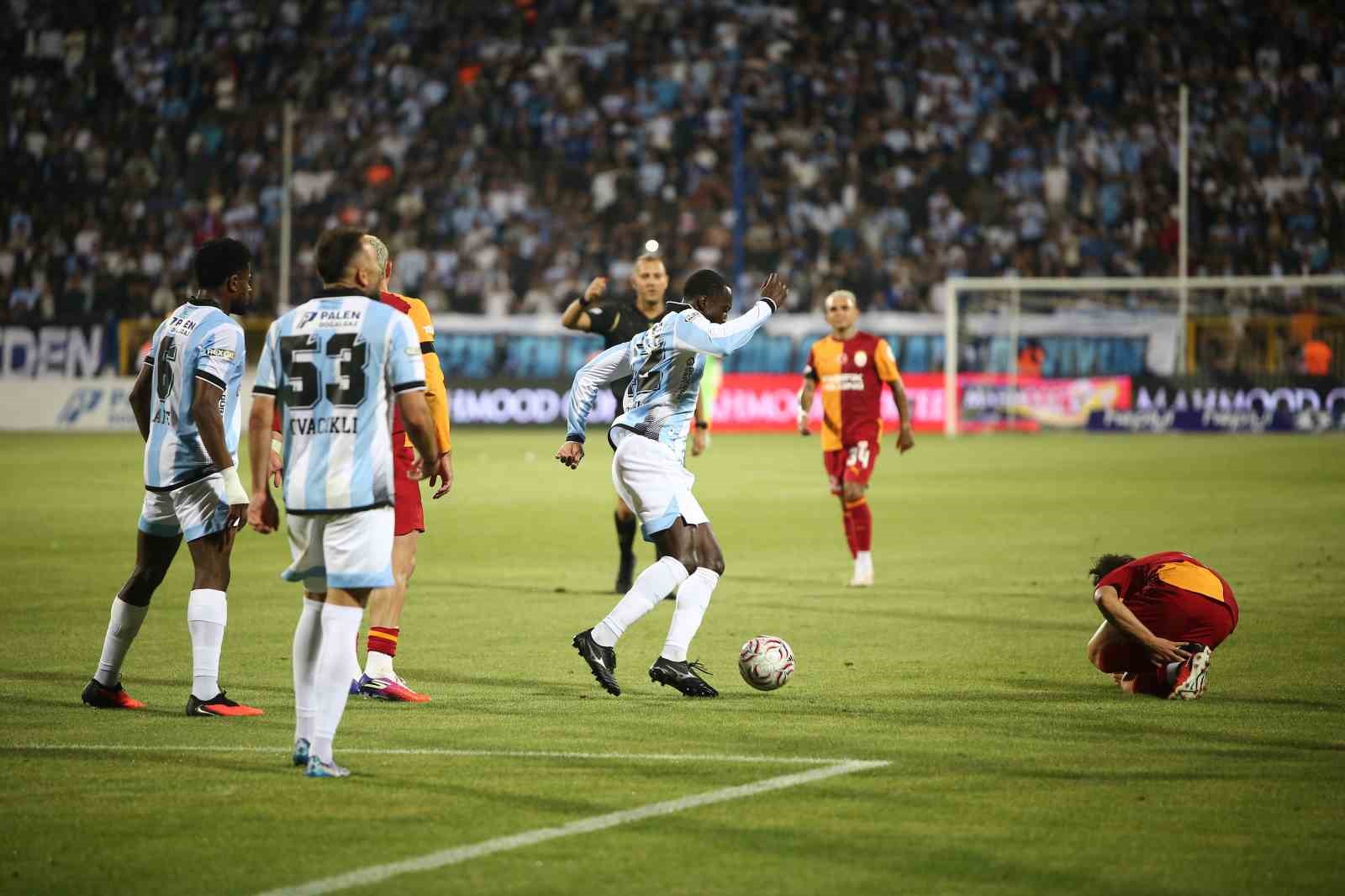 Erzurumspor FK ve Galatasaray futbolcuları ceza sahası yakınında.