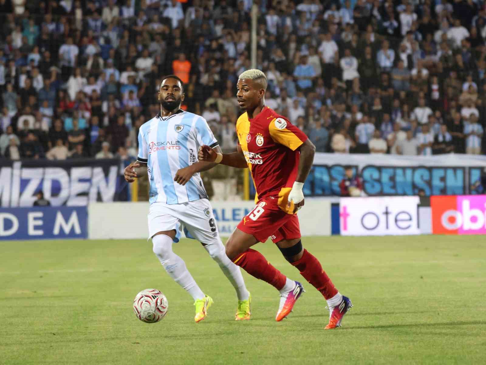 Galatasaraylı futbolcu ile Erzurumspor FK oyuncusu koşu halinde.