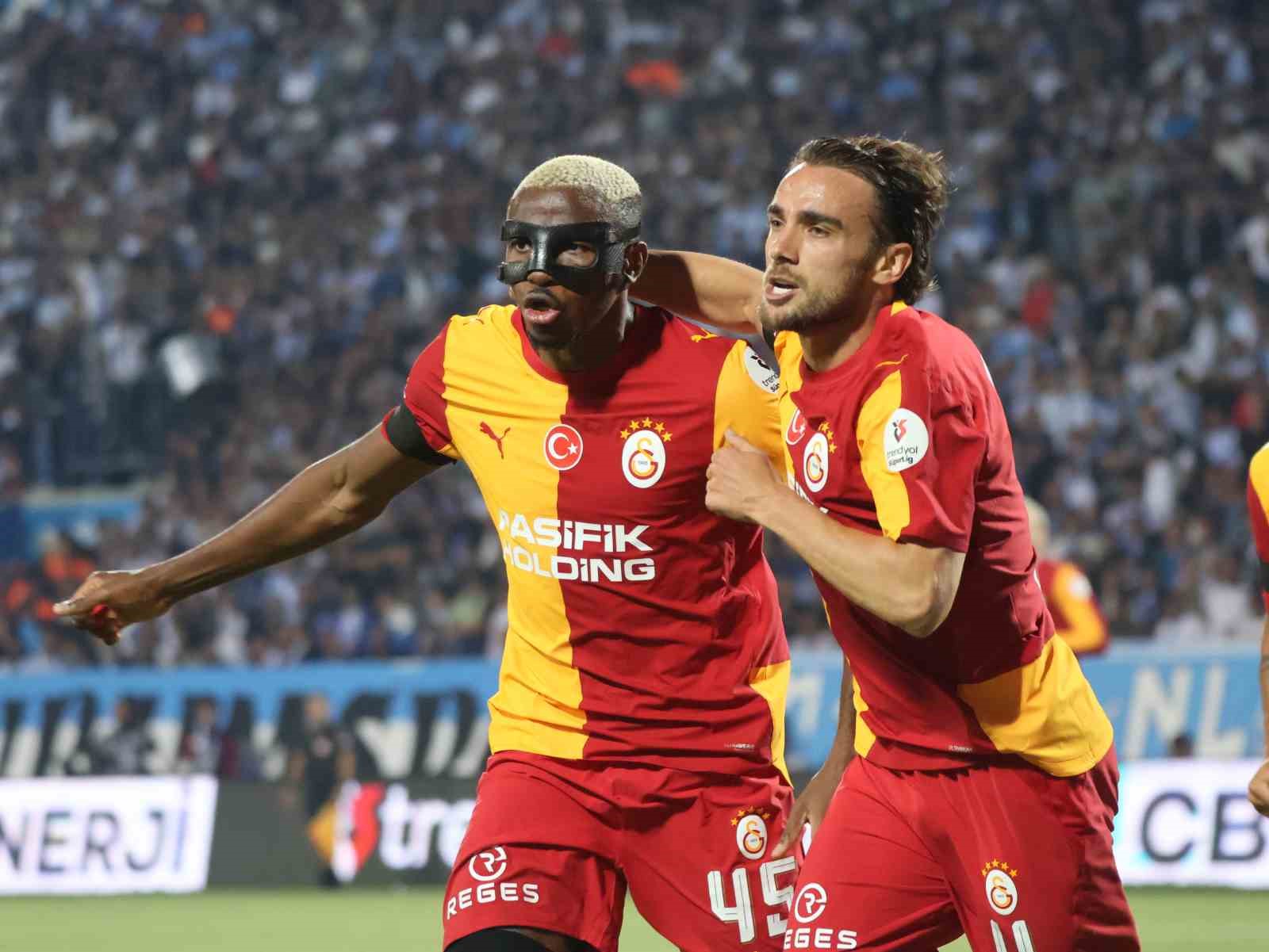 Victor Osimhen ile bir Galatasaraylı oyuncu gol sonrası yan yana.