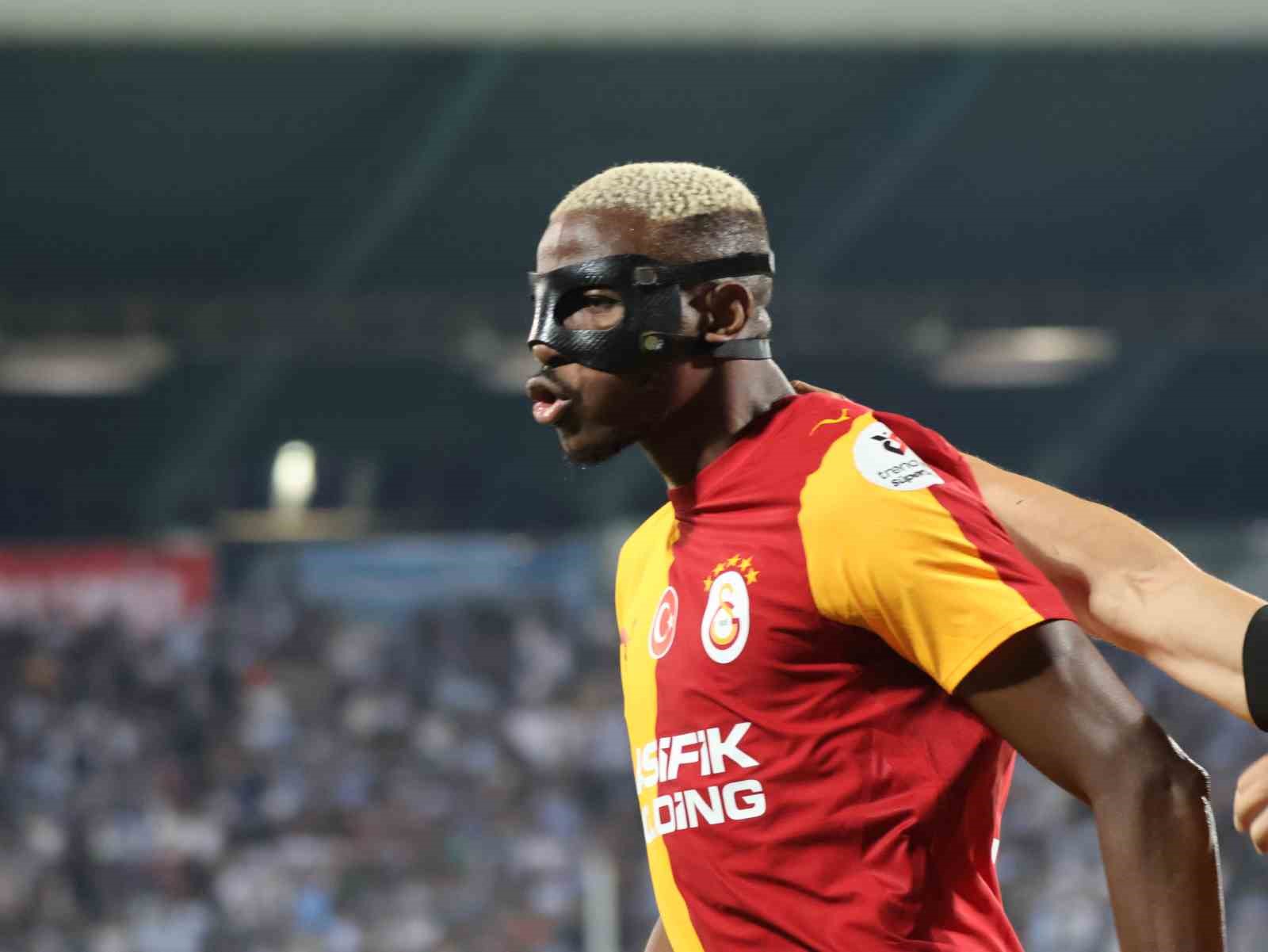 Galatasaraylı Victor Osimhen maç sırasında yakın planda.
