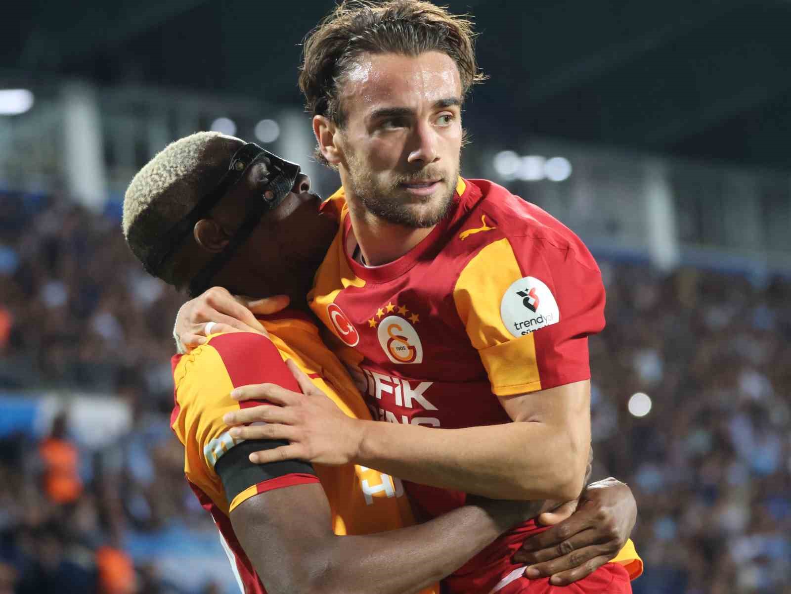İki Galatasaraylı futbolcu gol sonrası sarılıyor.