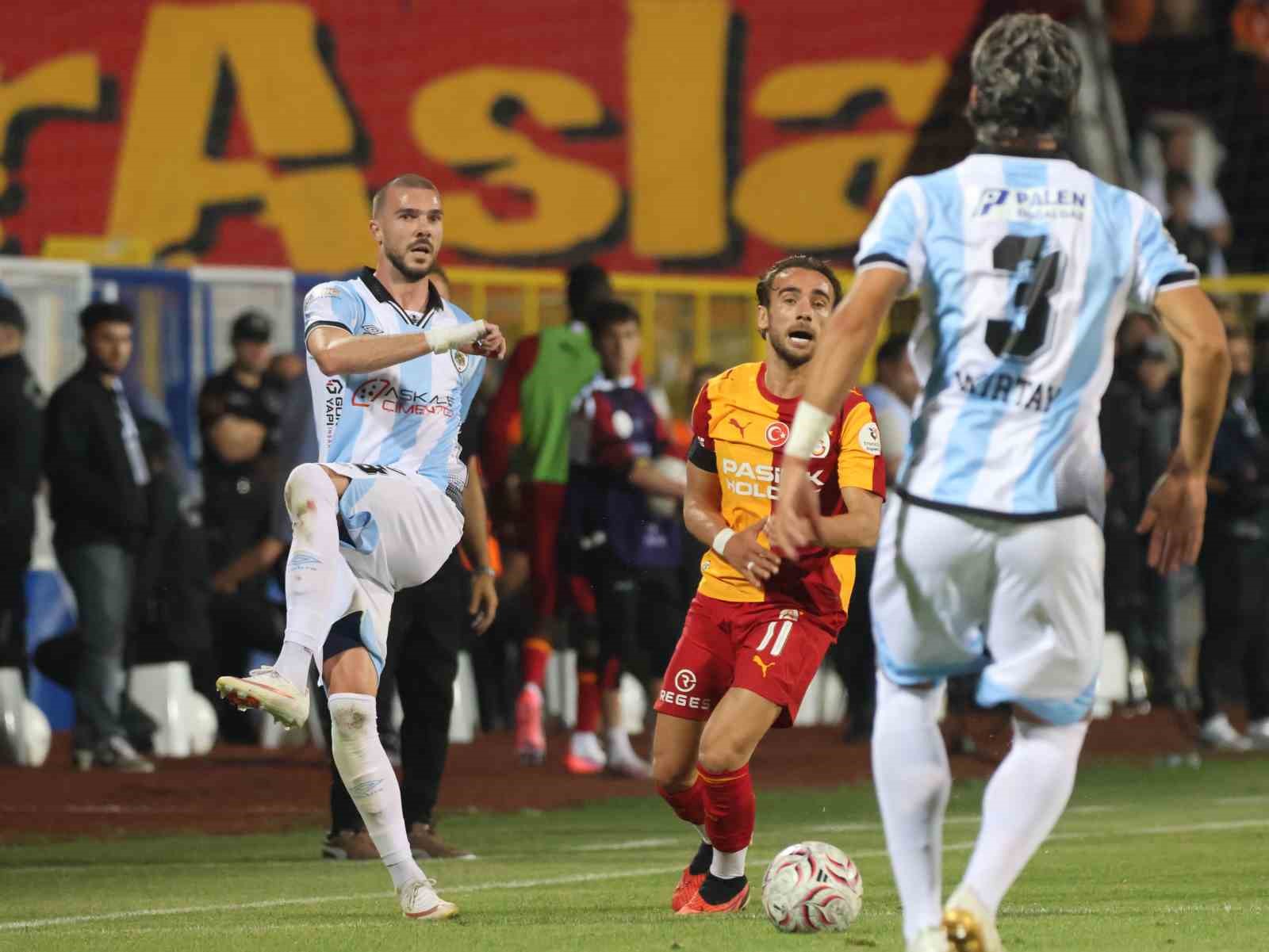Erzurumspor FK ve Galatasaray oyuncuları top mücadelesinde.