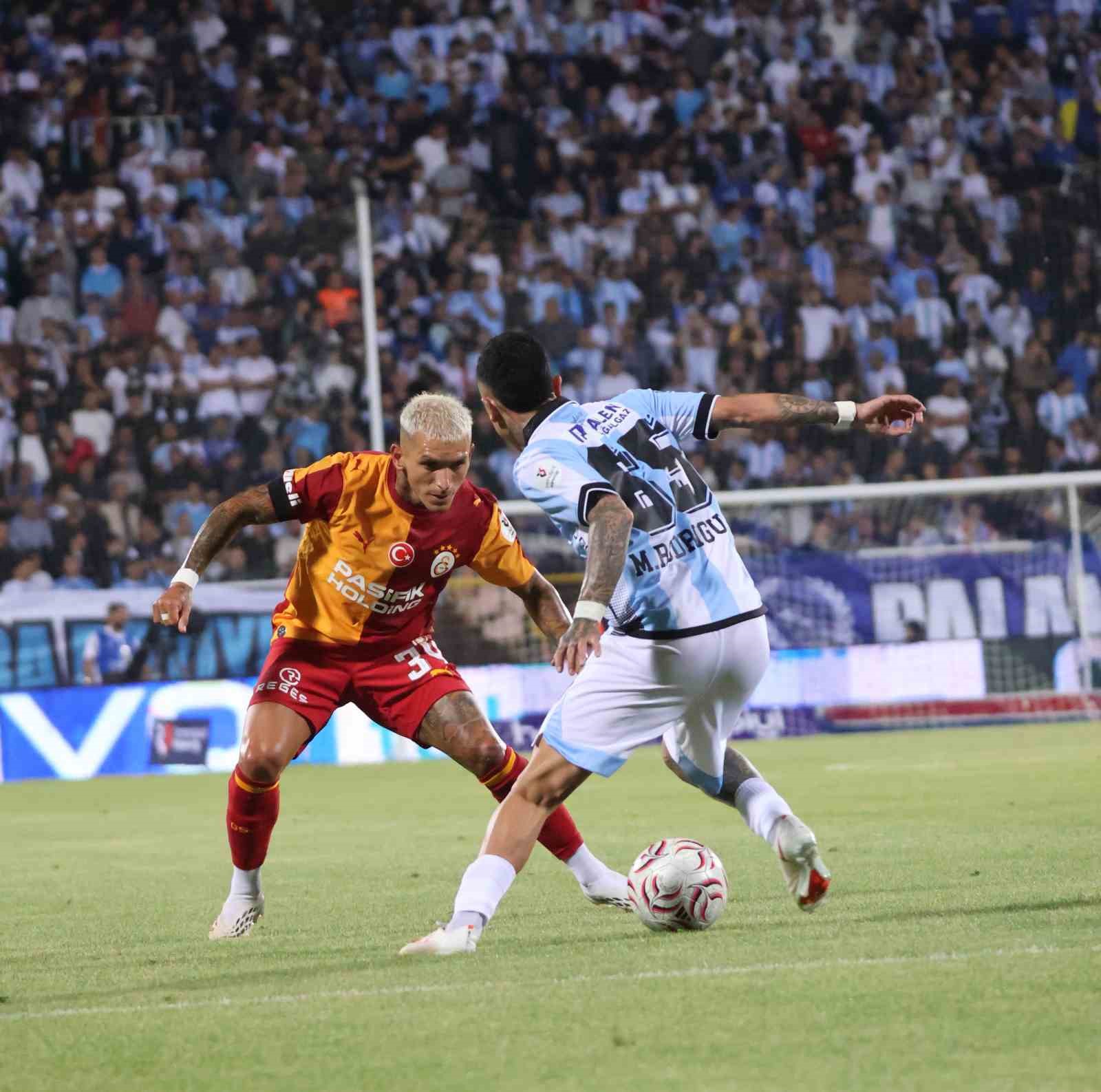 Galatasaraylı oyuncu, Erzurumspor FK futbolcusuna karşı topu kontrol ediyor.