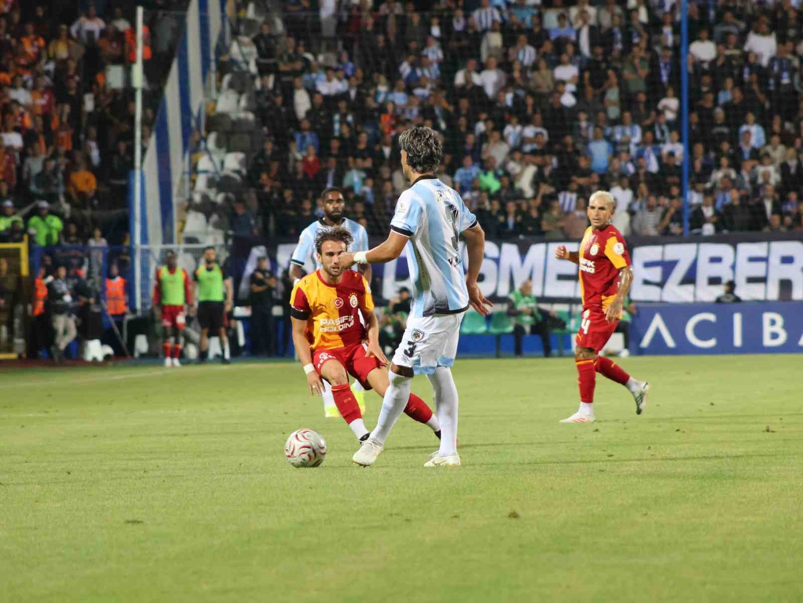 Erzurumspor FK ve Galatasaray oyuncuları orta alanda pozisyon alıyor.